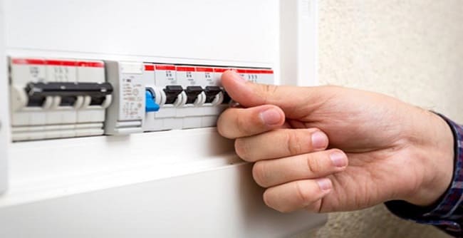 Ngắt nguồn điện kết nối với máy lạnh