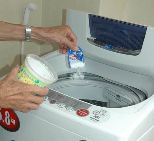 Sử dụng bột tẩy máy giặt