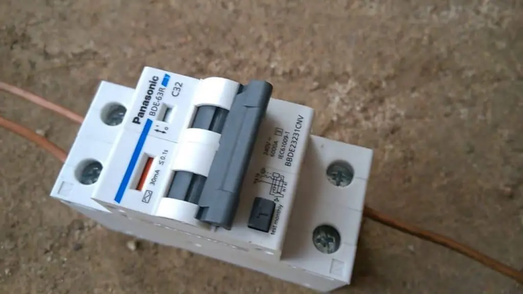 Lắp Aptomat chống giật cho bình nóng lạnh