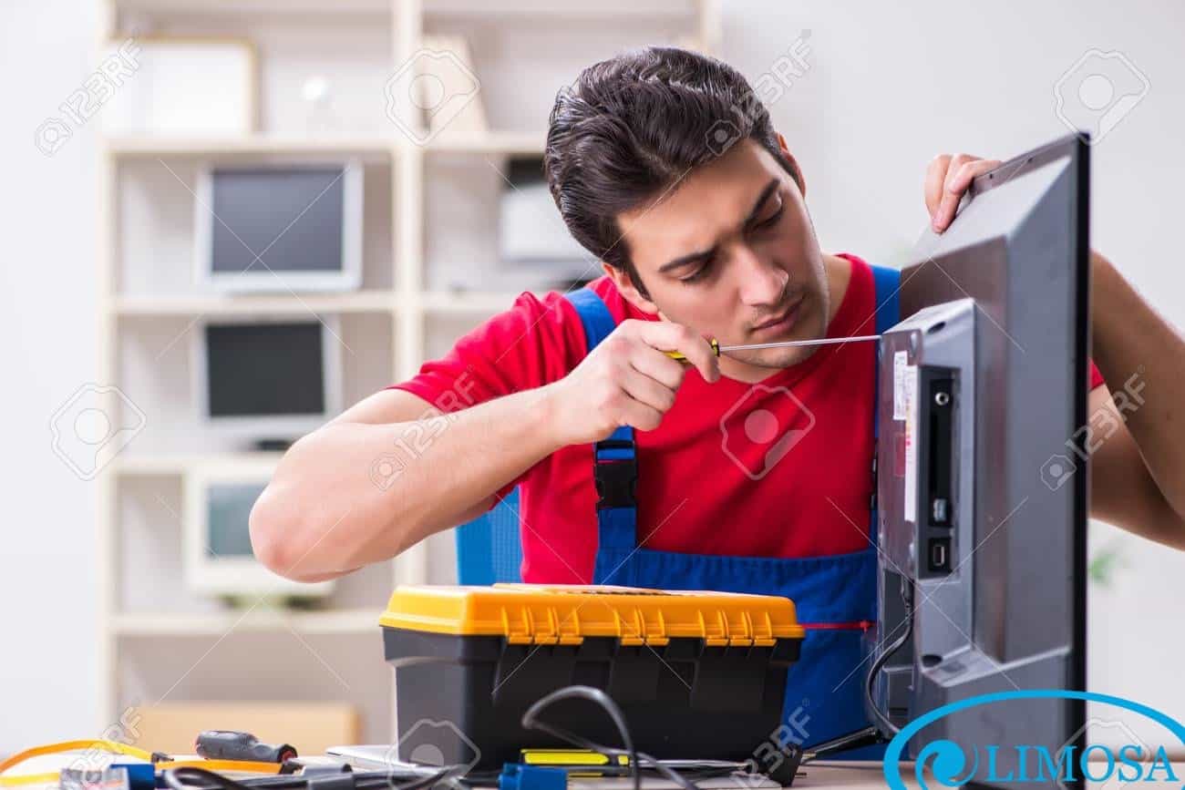Màn hình tivi đang được sửa chữa