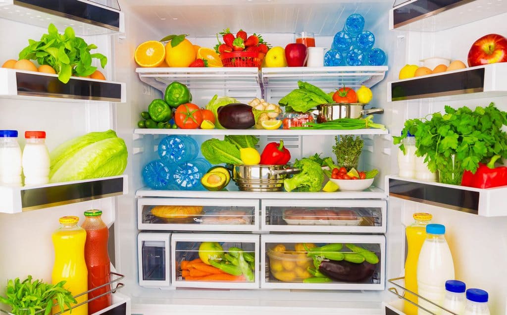 cho quá nhiều hoặc quá ít thức ăn vào tủ lạnh
