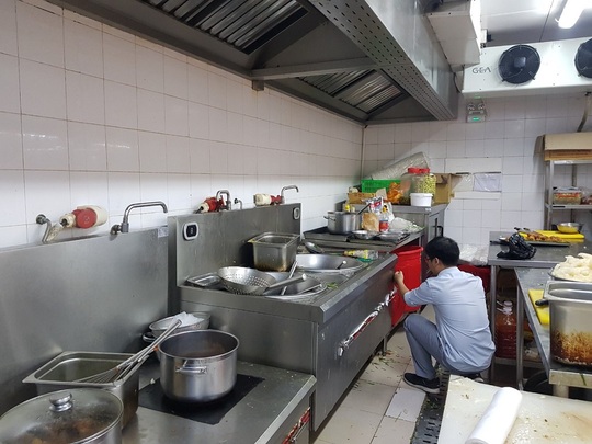Thợ sửa bếp hầm công nghiệp