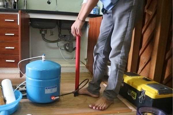 cách bơm bình áp máy lọc nước