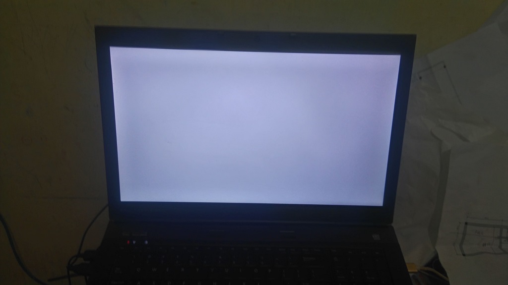 màn hình laptop bị trắng