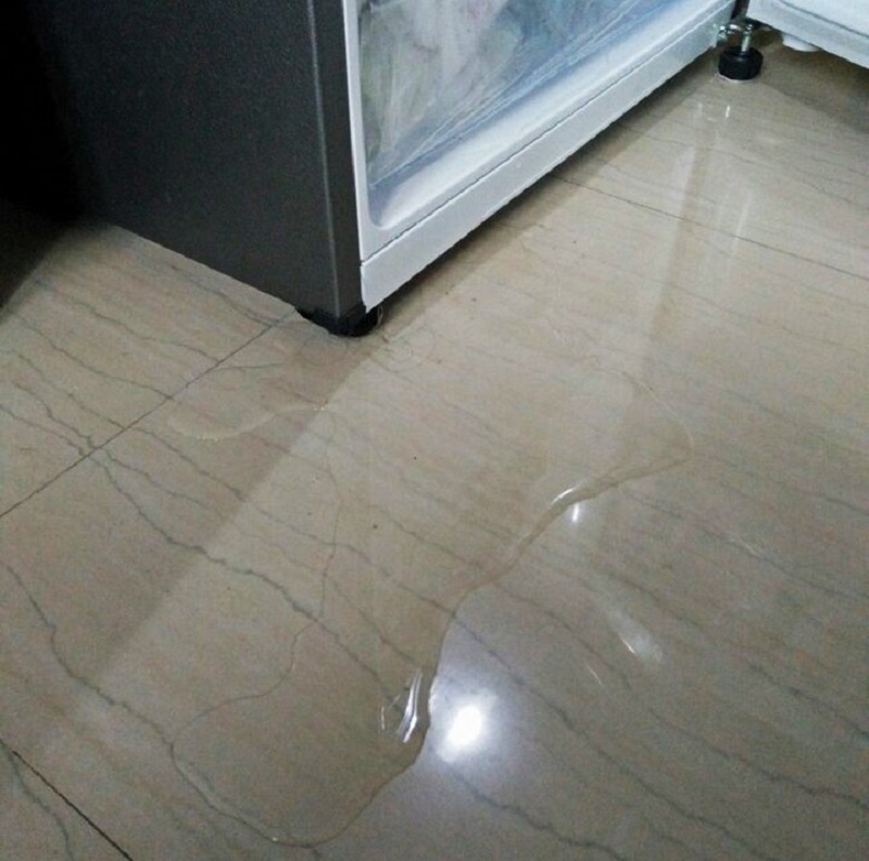 tủ lạnh chảy nước ra sàn