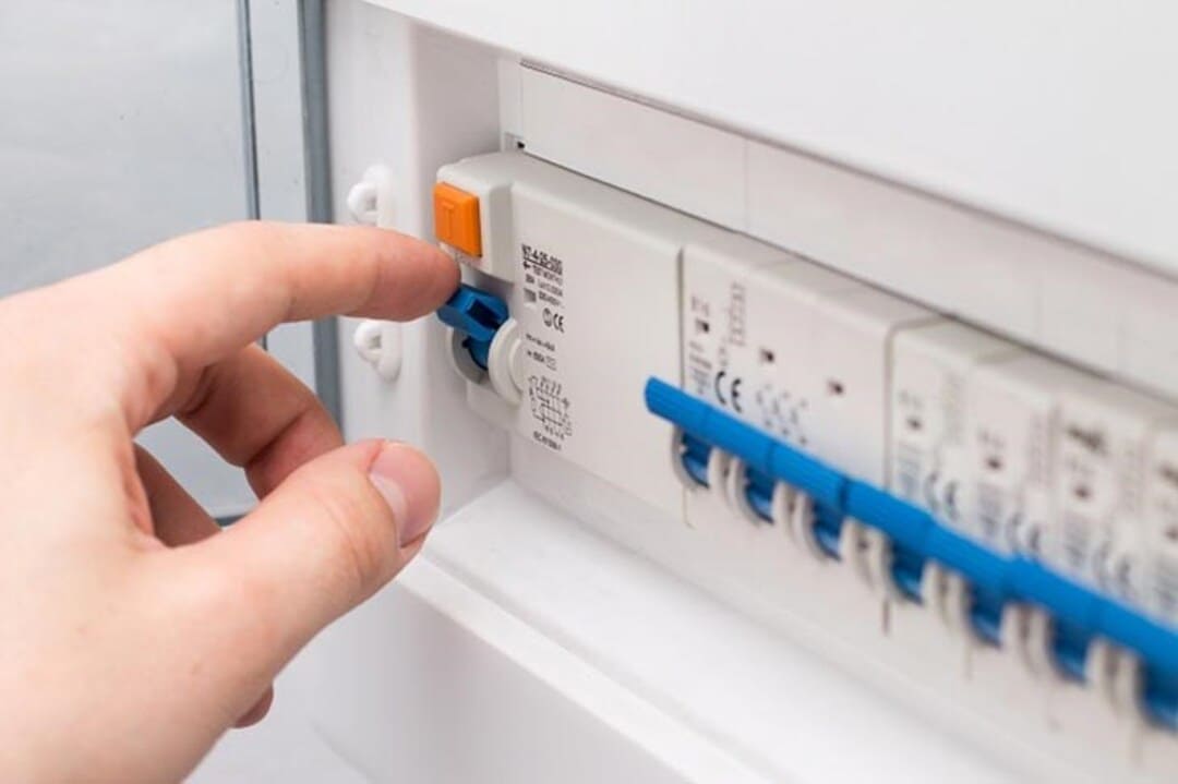 Bật cầu dao của máy lạnh