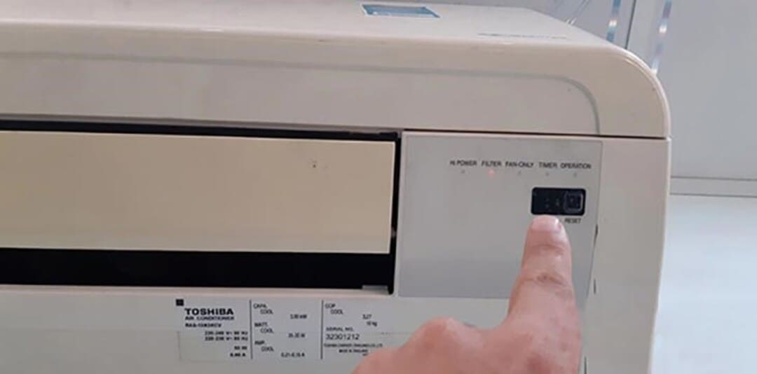 Nhấn nút reset trên máy lạnh