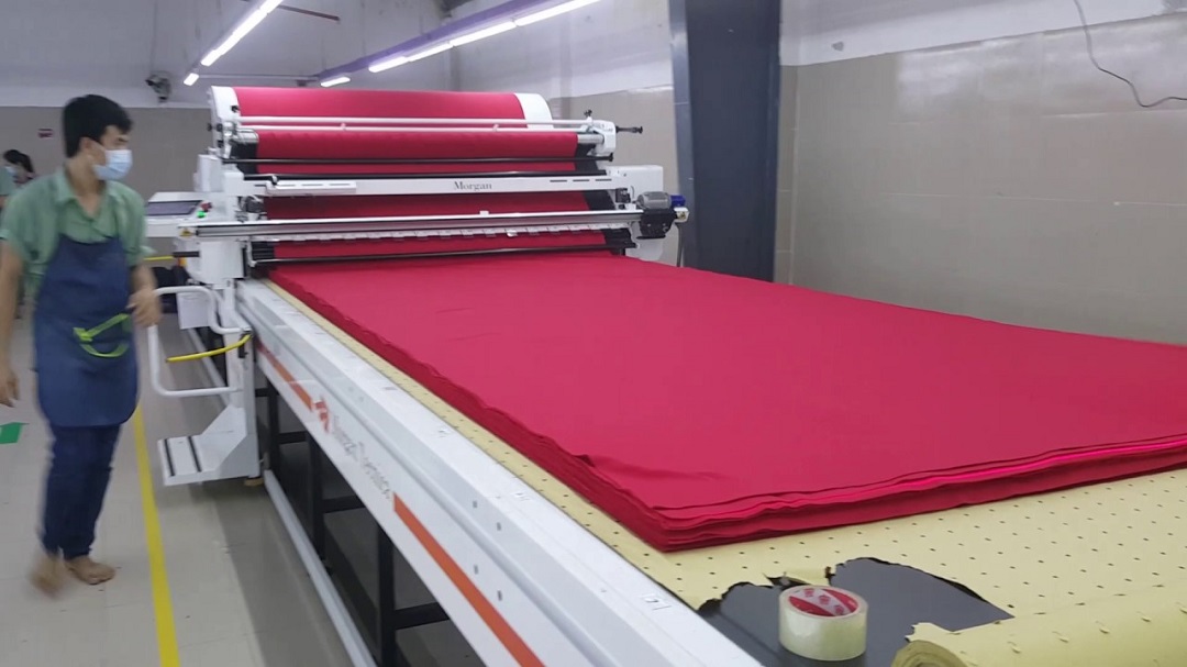 thợ sửa máy trải vải