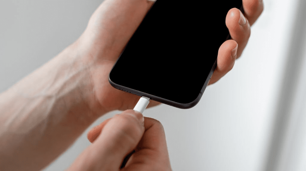 cắm sạc và chờ đợi iphone cảm ứng