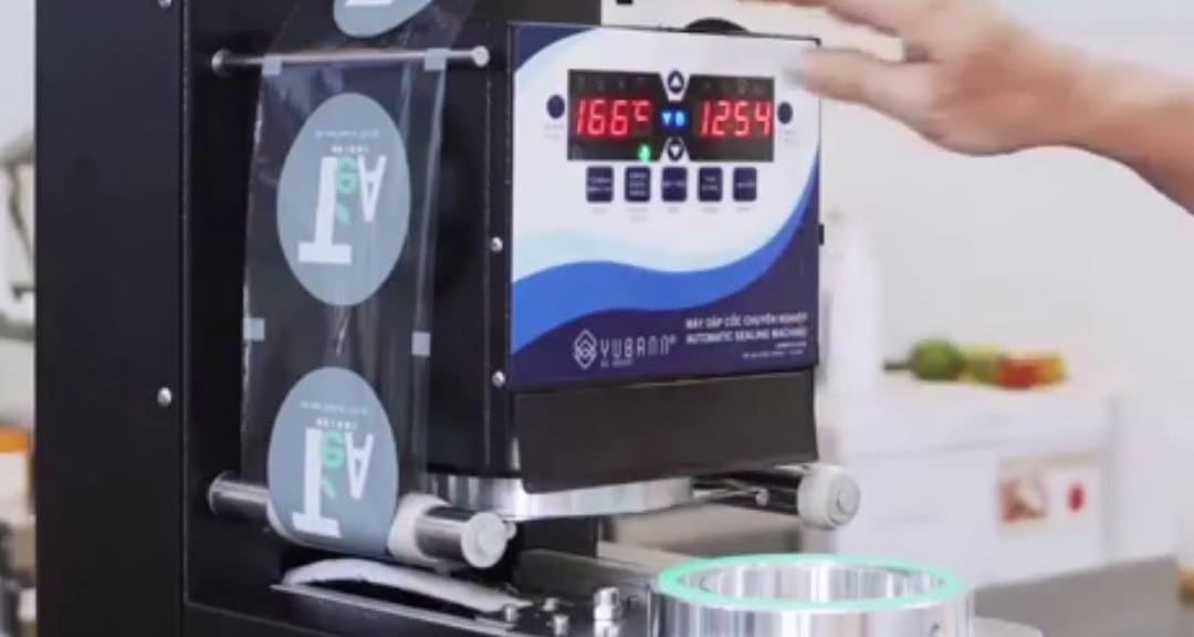 Thợ sửa máy dập cốc