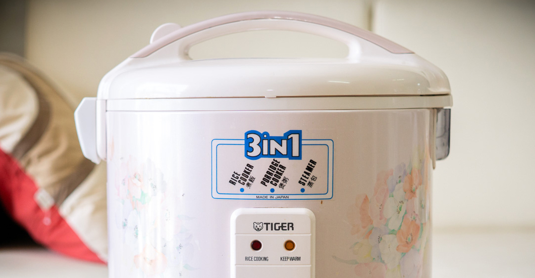1.2. Sử Dụng Các Thiết Bị Không Chuyên Dụng đánh Cọ Nồi Cơm điện (1)