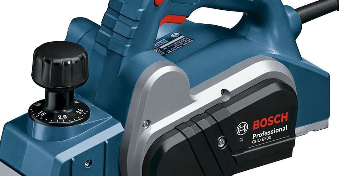 Máy bào gỗ bị mất nguồn do mạch điện trong máy bị hỏng