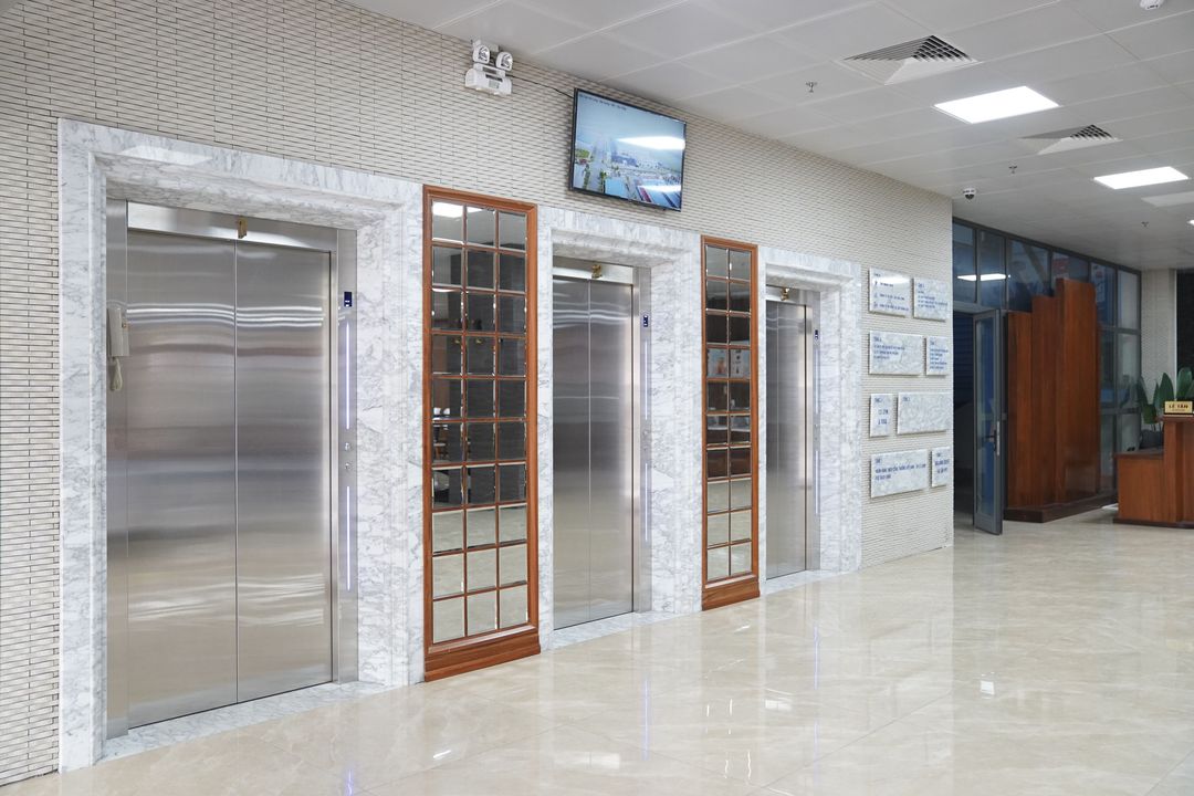 thang máy bị kẹt