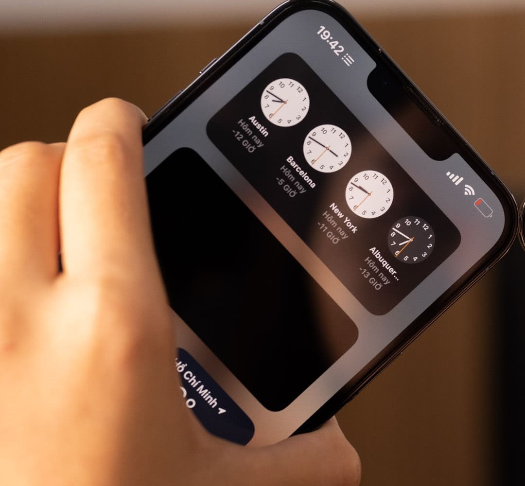 1. Điện thoại iPhone 13