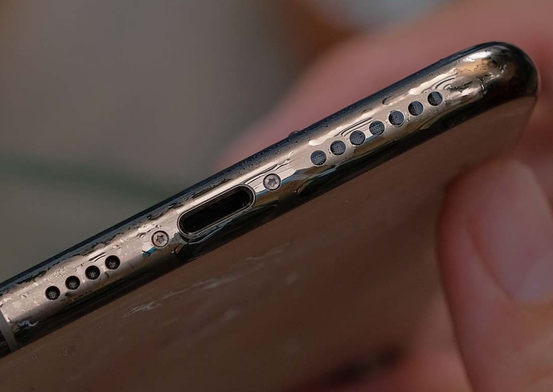 Nguyên nhân của việc nước vào trong loa iphone