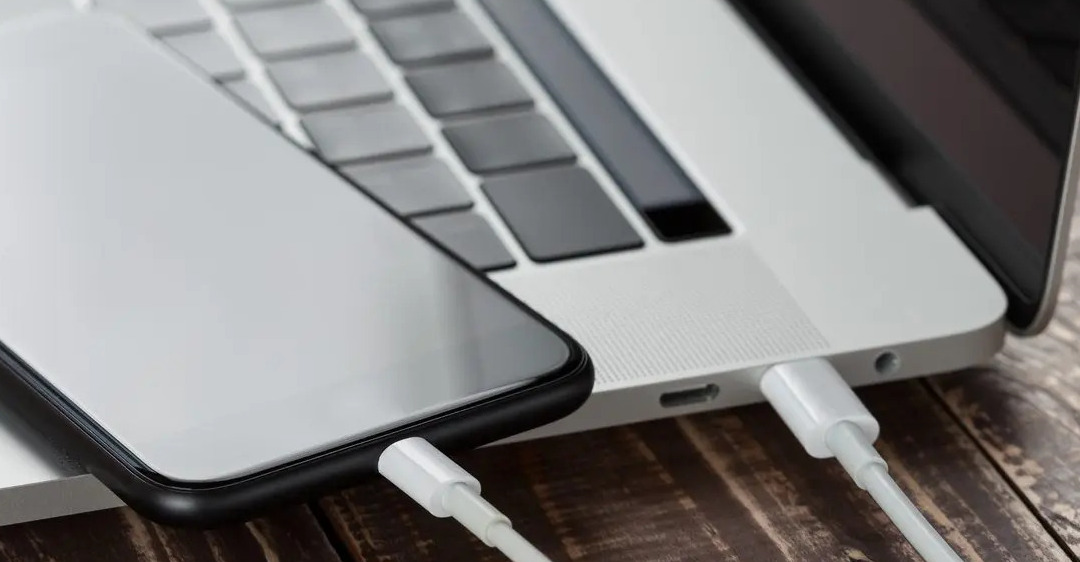 Có nên rút sạc khỏi máy tính khi pin đã đầy không?
