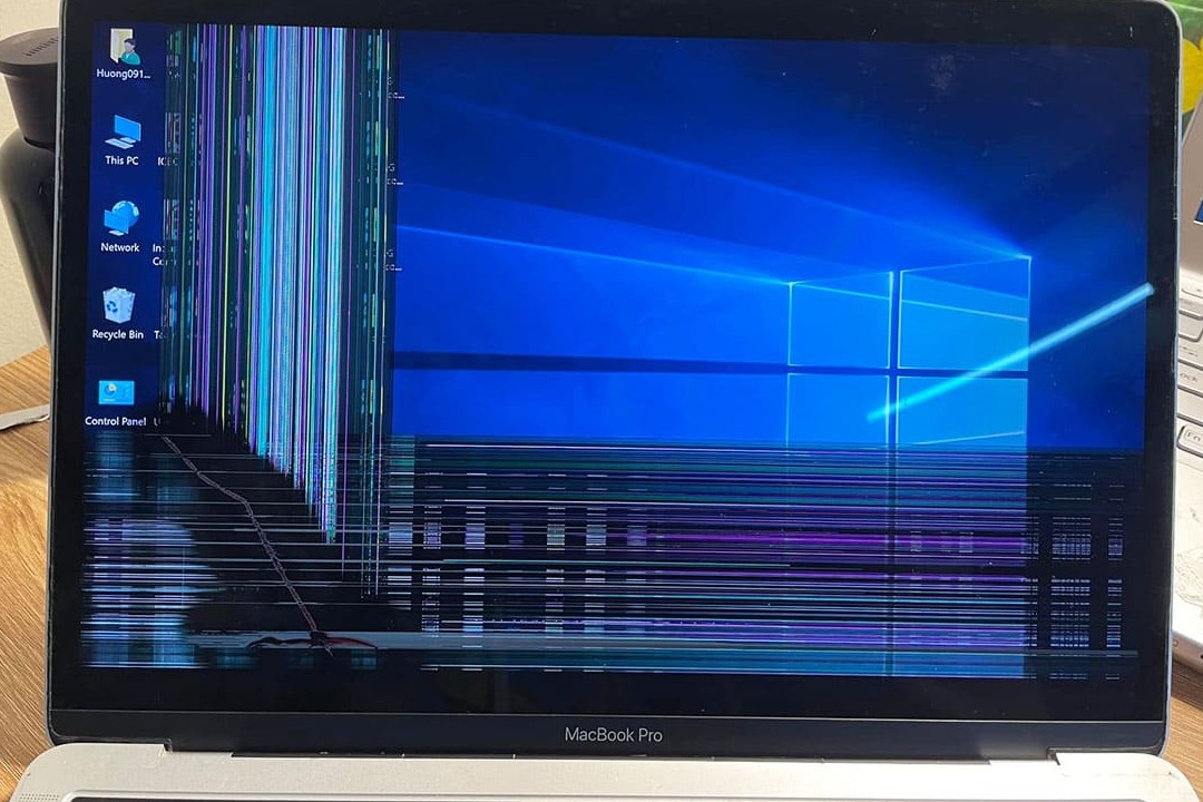 Nguyên nhân gây ra màn hình Macbook bị đốm mờ và kẻ ngang trên màn hình