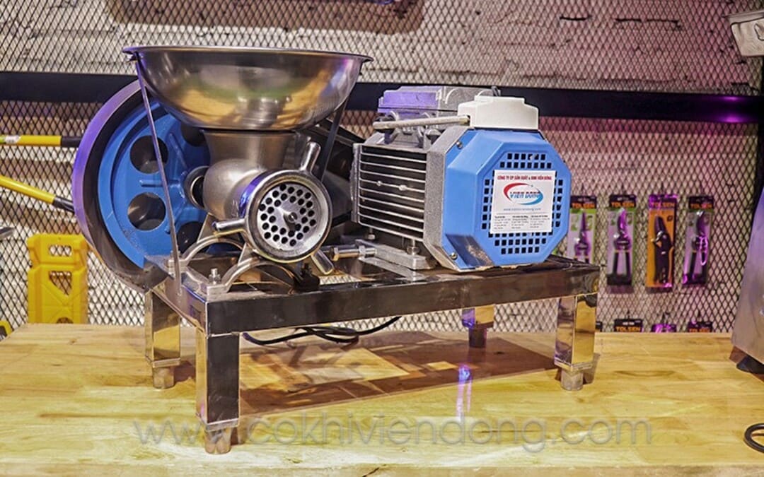 Thợ sửa máy giã bánh dày