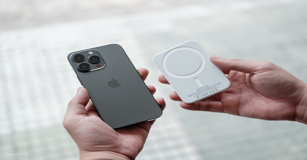 Cách sạc ngược cùng với Tính năng sạc ngược của iphone 12
