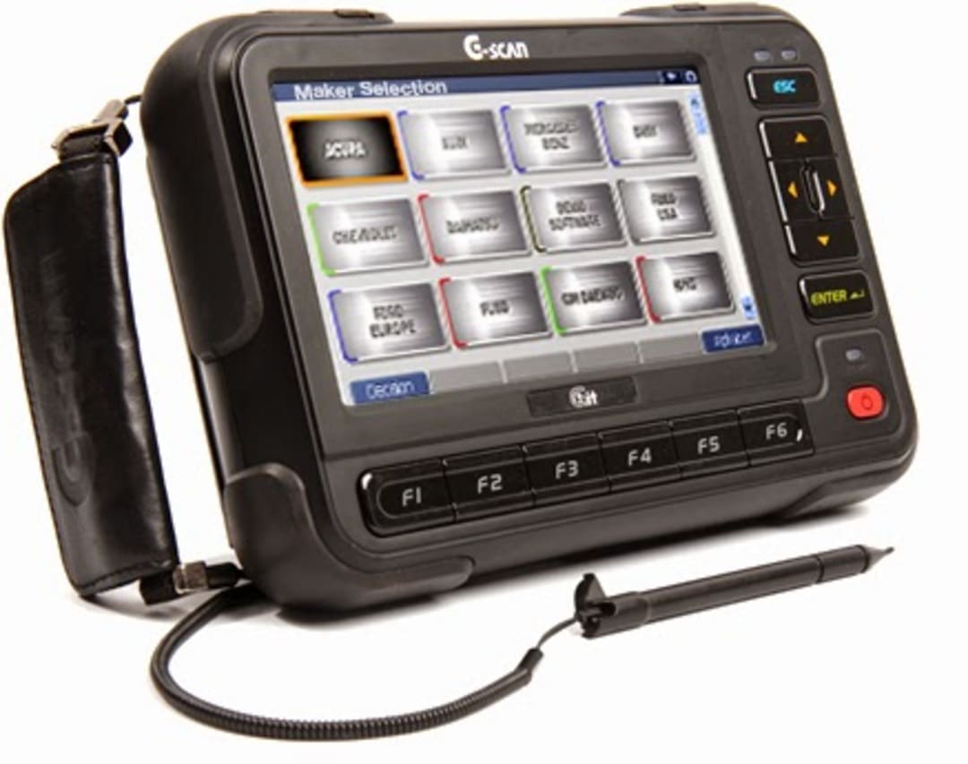 Thợ sửa máy chẩn đoán lỗi ô tô