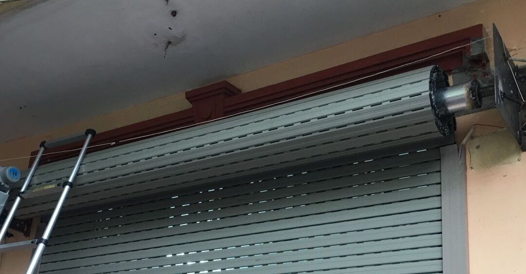 Cách xử lý cửa cuốn bị tuột cót