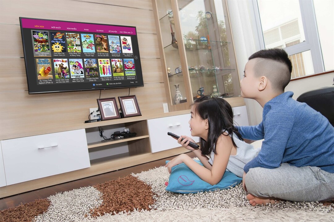 Nên hay không nên đặt tivi trong phòng ngủ của em bé
