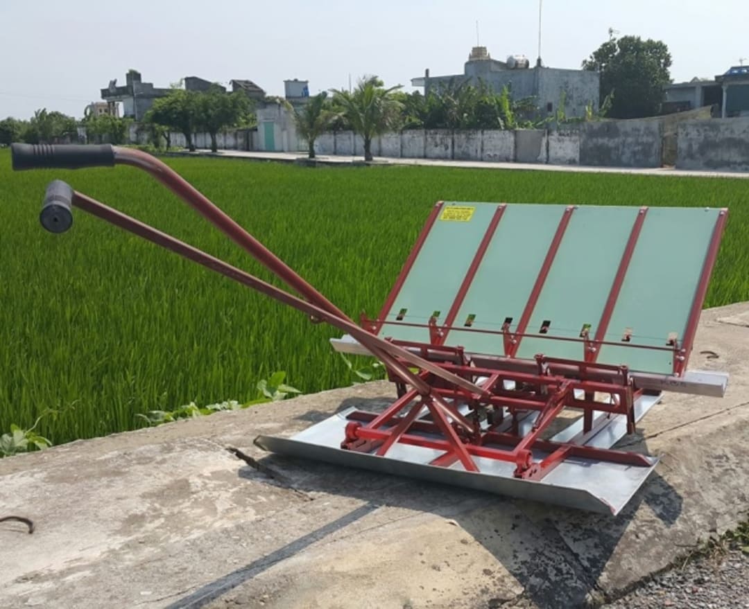 thợ sửa máy cấy lúa