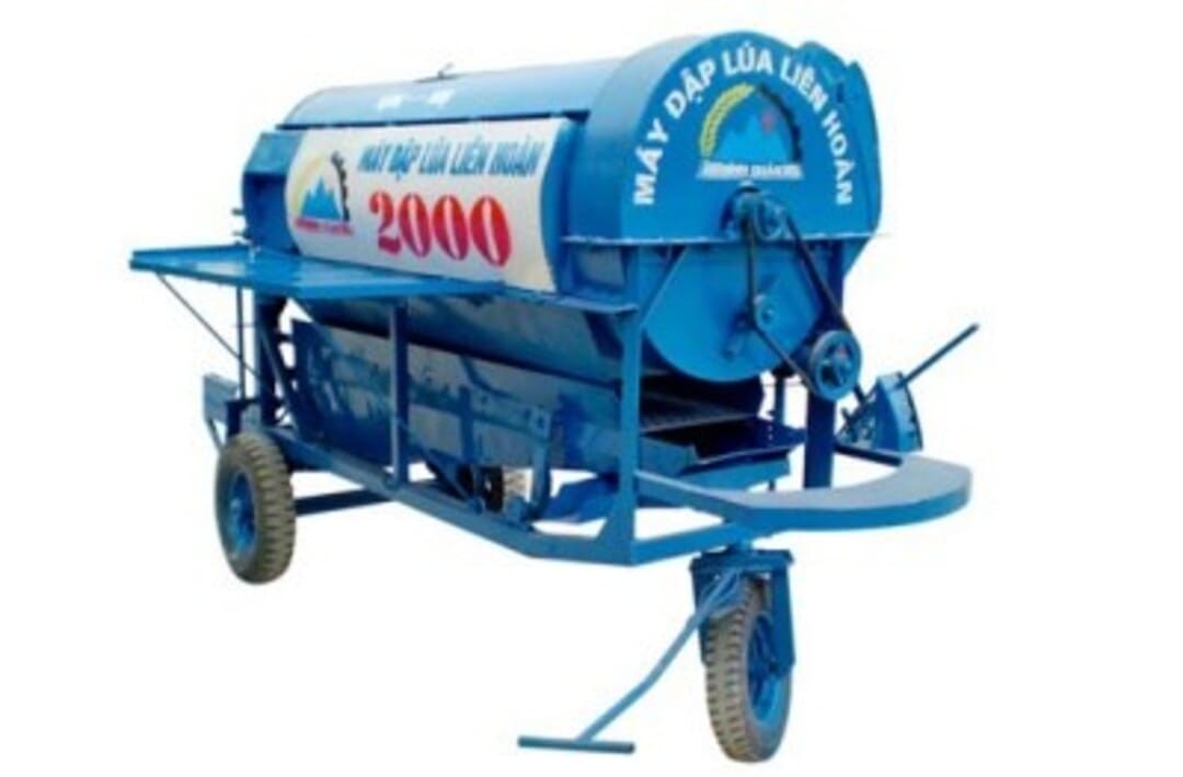thợ sửa máy đập lúa
