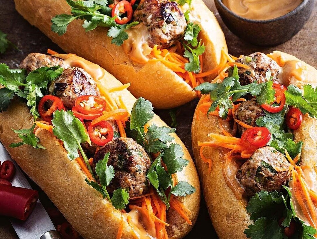 Bánh mì xúc xích bao nhiêu calo và những câu hỏi thường gặp