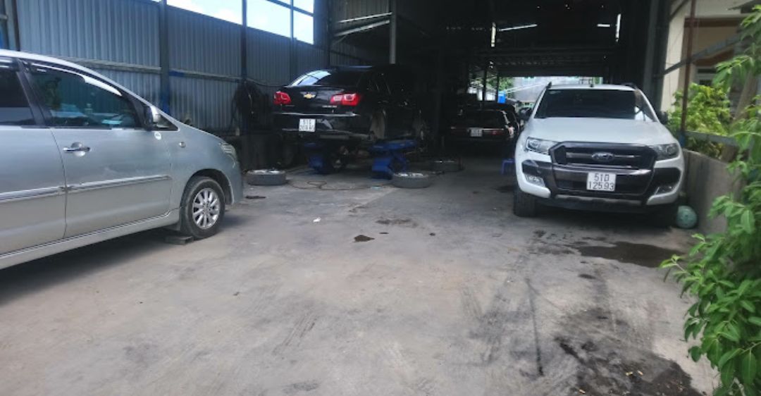 Garage sửa chữa ô tô Tùng Hóc Môn
