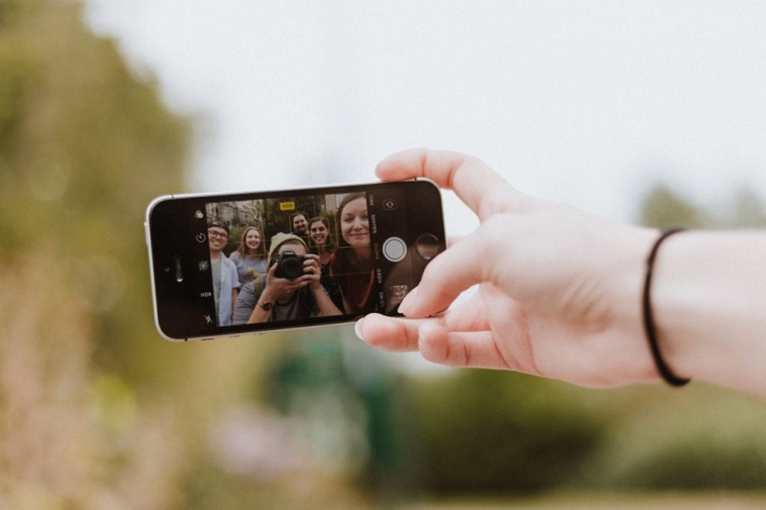 Tại sao chụp camera trước bị ngược