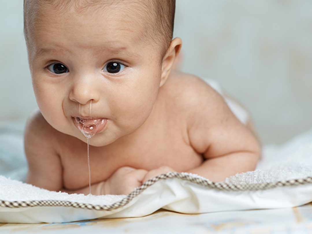 Tại sao trẻ sơ sinh bị ọc sữa lên mũi