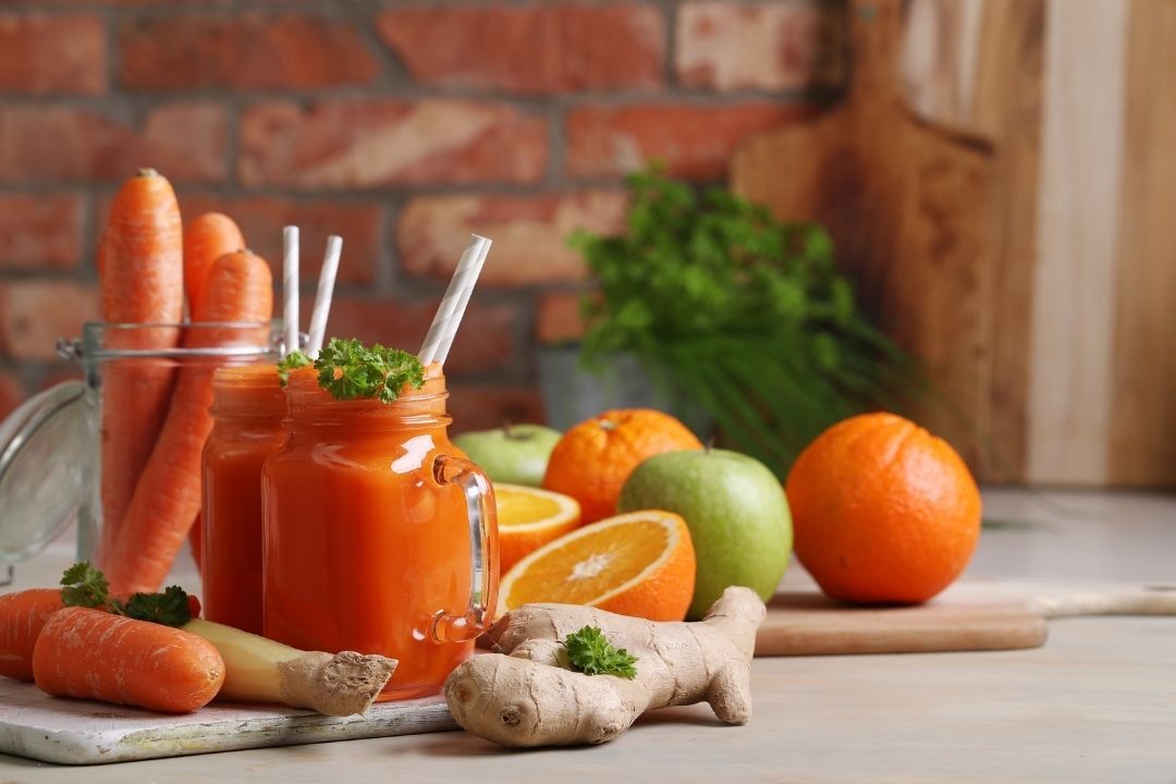 Thưởng thức một ly nước ép cà rốt vào buổi tối trước khi đi ngủ sẽ giúp tăng cường hệ miễn dịch