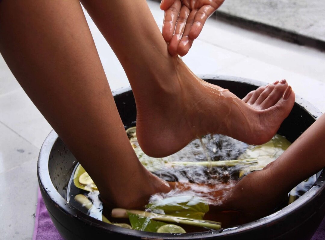 Mẹo chữa hôi chân bằng cách sử dụng các nguyên liệu tự nhiên để khử mùi hôi