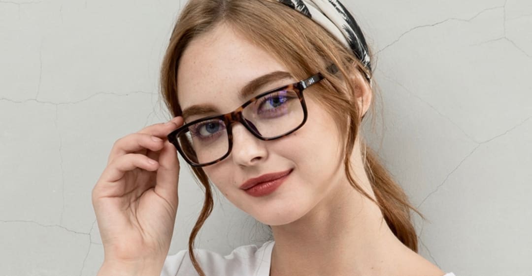 Có nên đeo kính cận khi dùng điện thoại