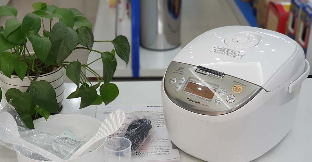 So sánh nồi cơm điện Tiger và Lock&Lock về chất liệu