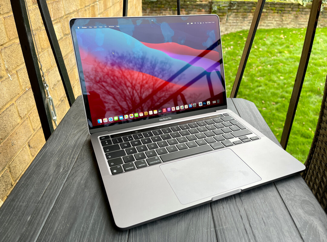 So sánh surface pro 8 vs macbook pro 13 m1: Chip & Pin