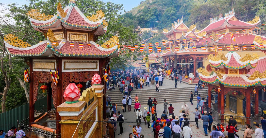 Top 13 điều kiêng kỵ khi thăm chùa vào mùng 1 Tết