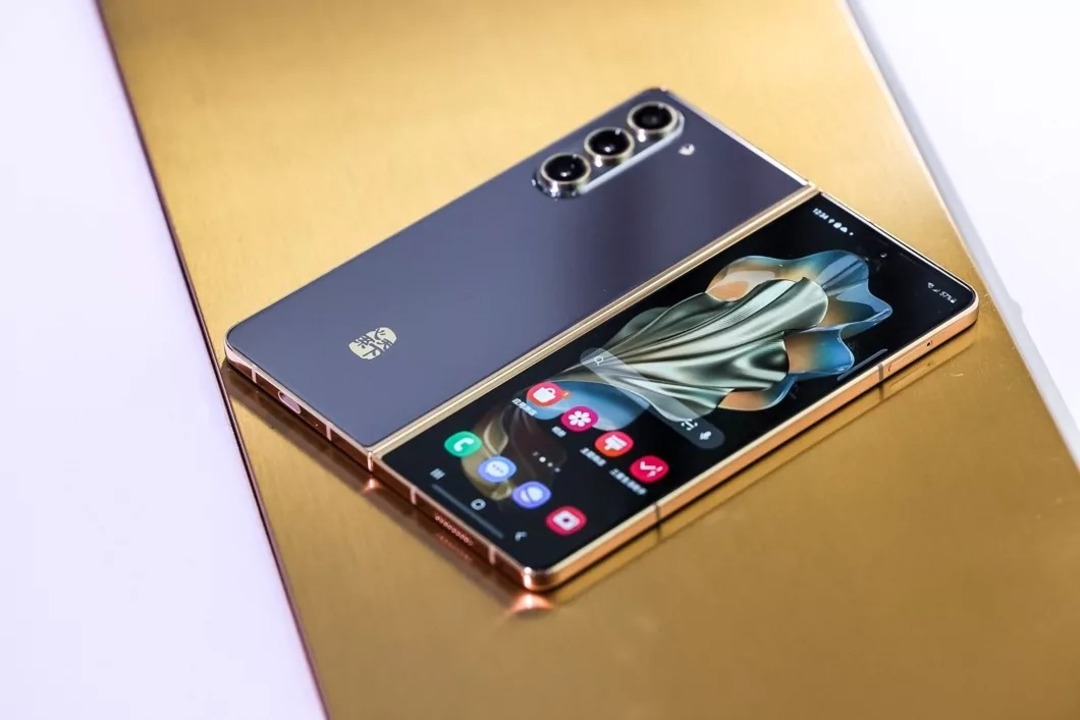 Thông số kỹ thuật của Samsung W24 và W24 Flip