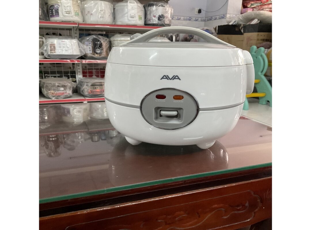 So sánh nồi cơm điện AVA và Midea: Thiết kế và chất liệu