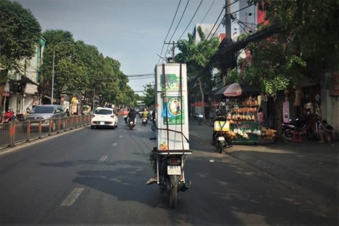 Chở tủ lạnh bằng xe máy có bị phạt không?
