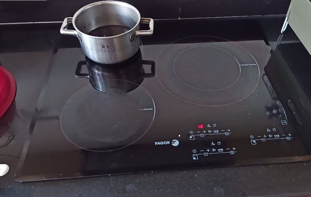 So sánh bếp từ Franke và Fagor