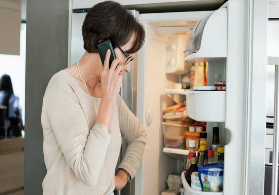 Bỏ điện thoại vào tủ lạnh có sao không