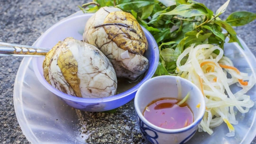 Những điều cần lưu ý khi ăn trứng vịt lộn
