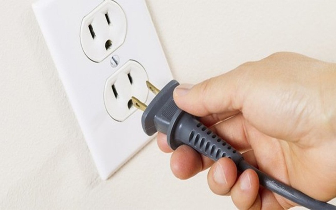 Tháo dây điện và để cửa tủ mở