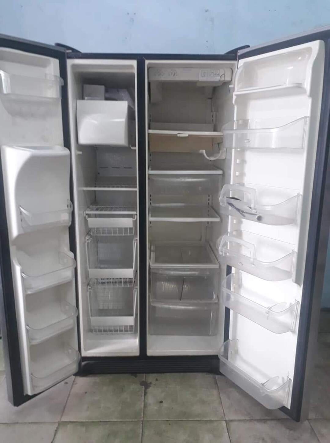 Tủ lạnh Frigidaire FGHB2868TF