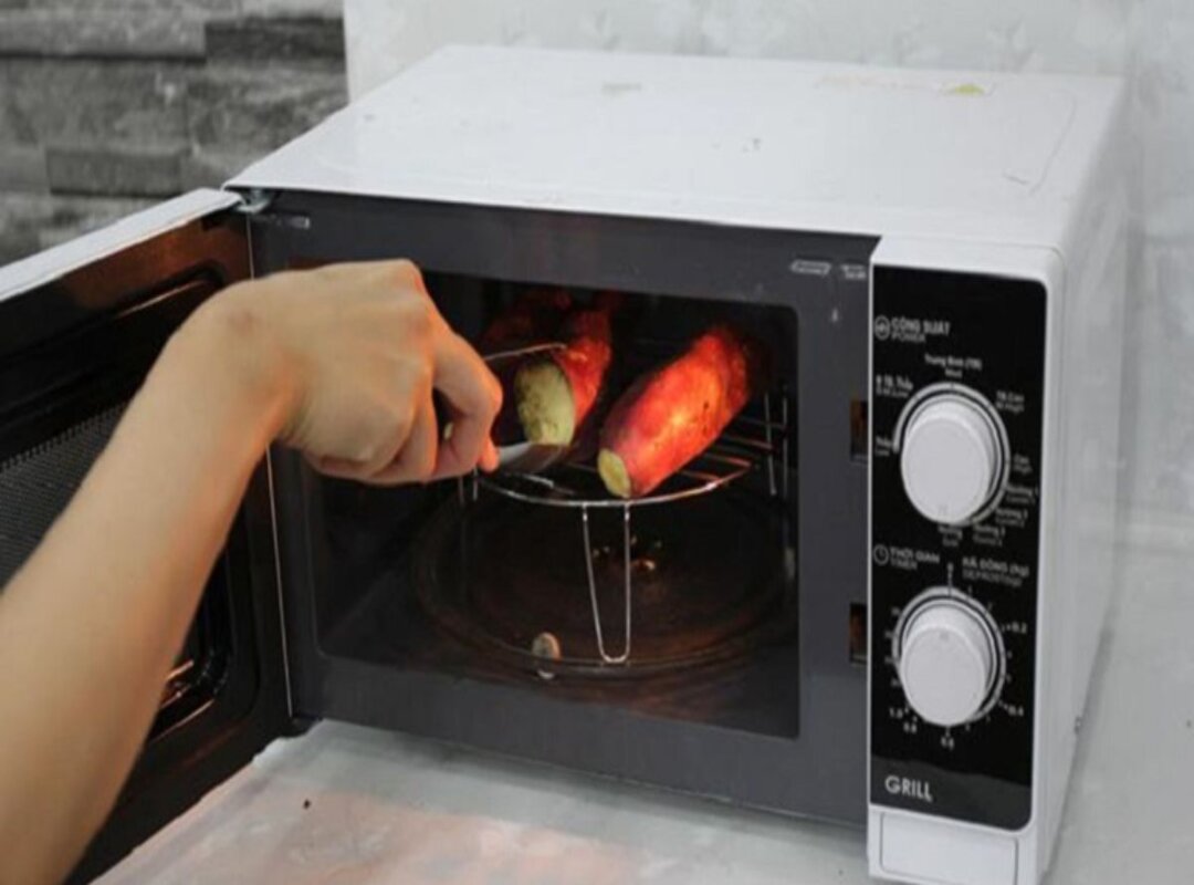 Cách hấp khoai bằng lò vi sóng