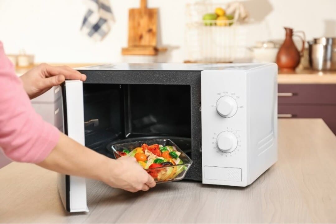Có nên luộc rau bằng lò vi sóng