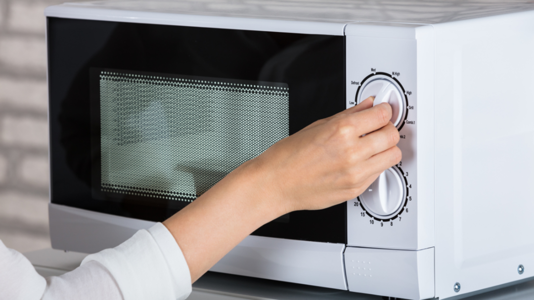 Đứng gần lò vi sóng có hại không