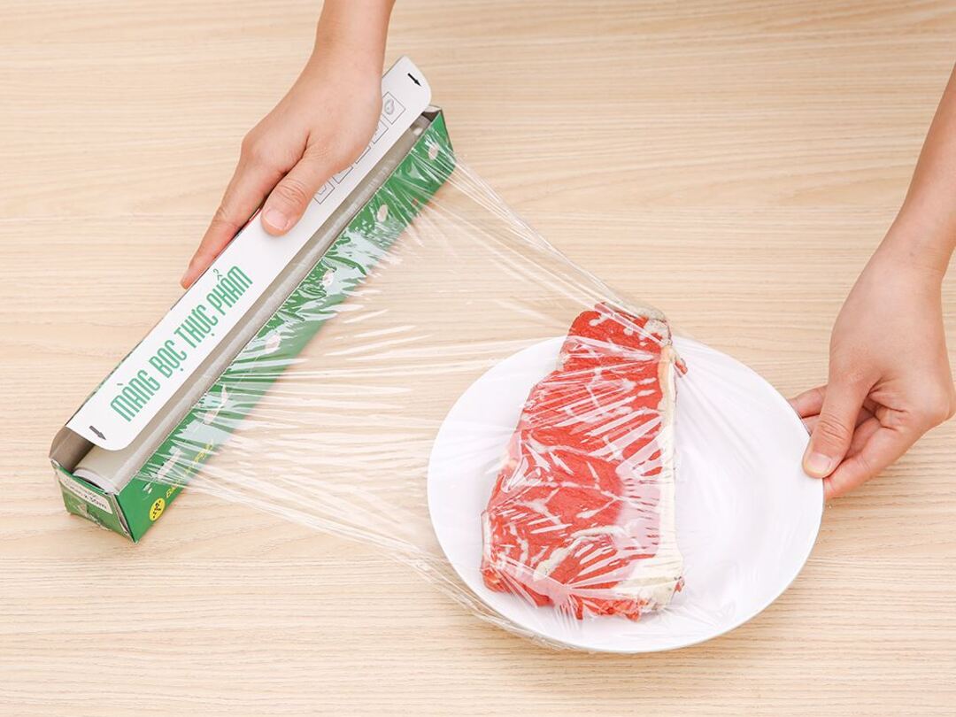 Không nên để màng bọc tiếp xúc trực tiếp với thực phẩm